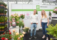 Arie van Loon en Inge van Doormalen van Arie Bauman naast de Corrine’s Choice rosen